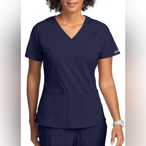 NWOT Med Couture Peaches Raglan 3 Pocket Top